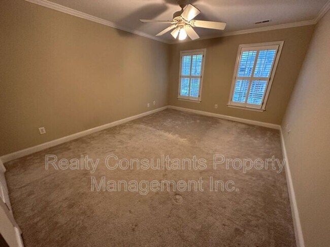 Building Photo - 11 Park Village Ln
