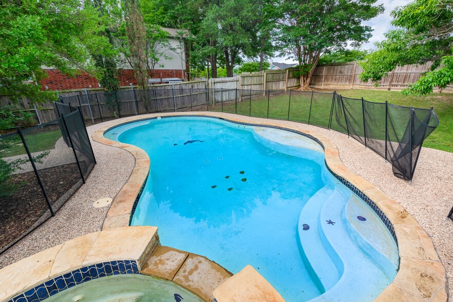Large pool - 3607 Creekview Ct