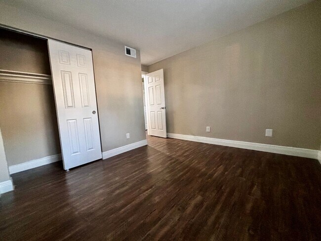 Building Photo - Newly Renovated 2-Bedroom Apartment in Ser...