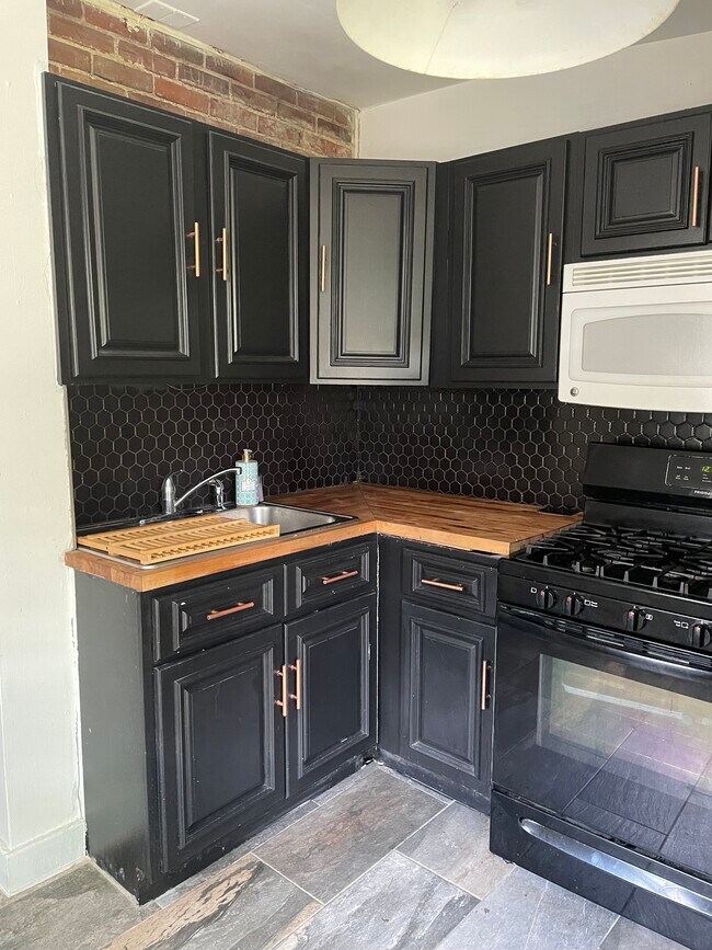 Building Photo - 2158 Sherwood Ave