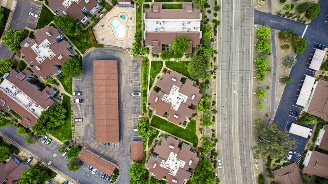 Building Photo - 2 Bedroom Condo for Rent in Redding CA | Pool, Spa, Fireplace, Balcony