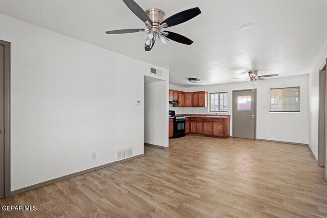 Building Photo - 5736 Sun Valley Dr