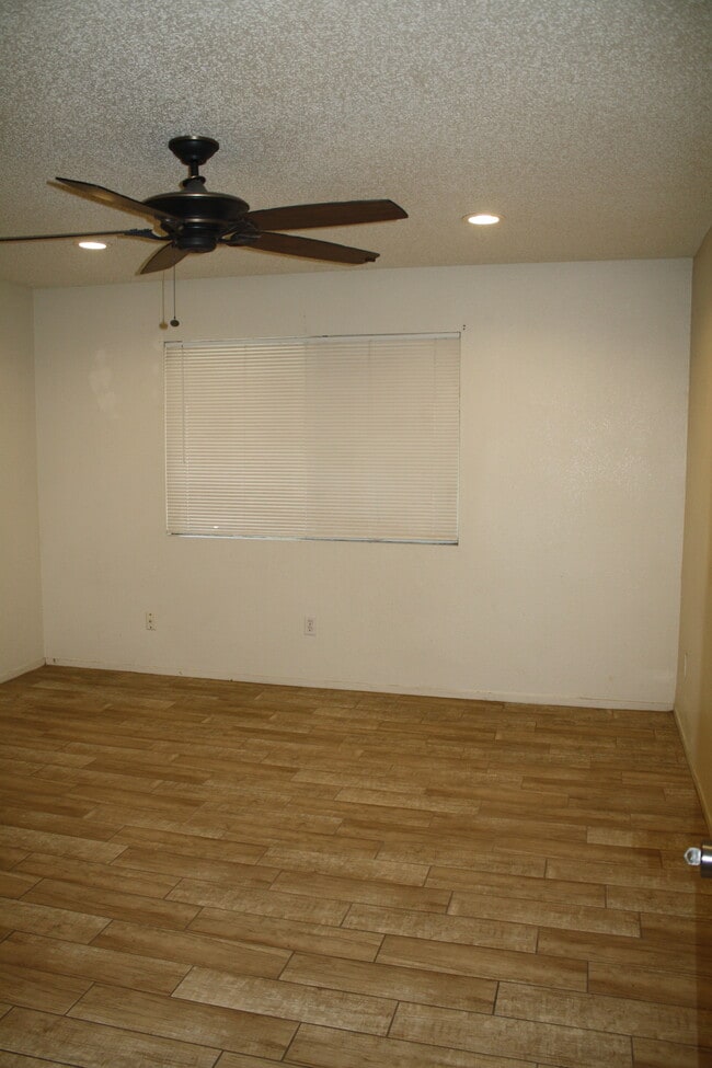 Building Photo - 2119 Foxglove Ct