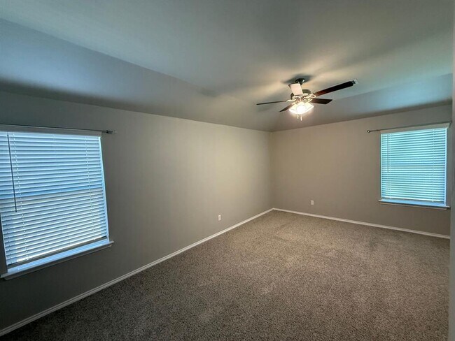 Building Photo - 332 Blue Dr