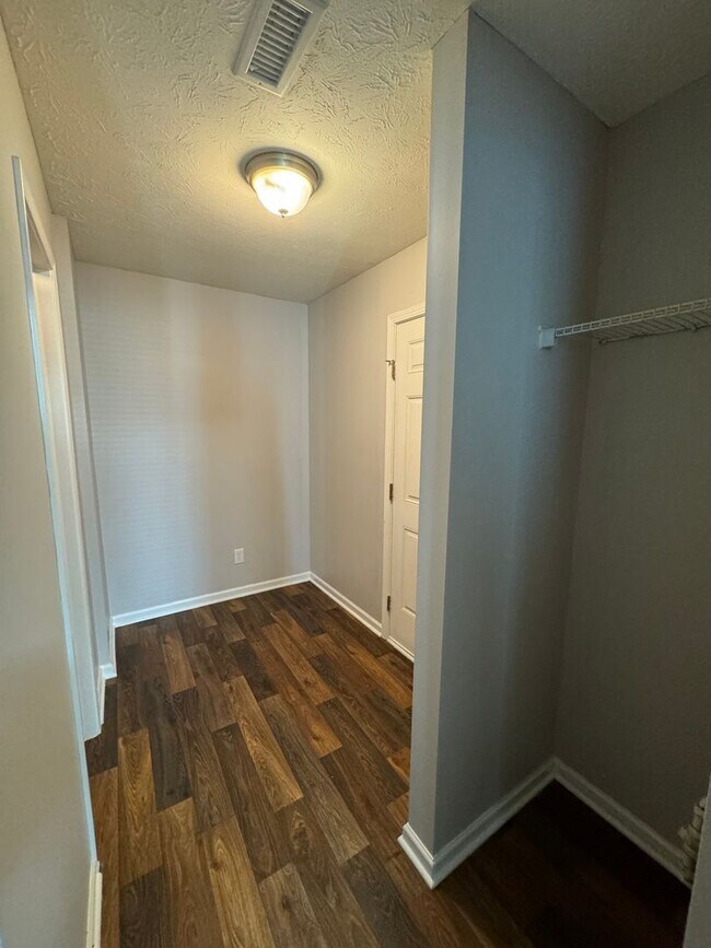 Building Photo - Columbus IN  - 3 BR home with loft