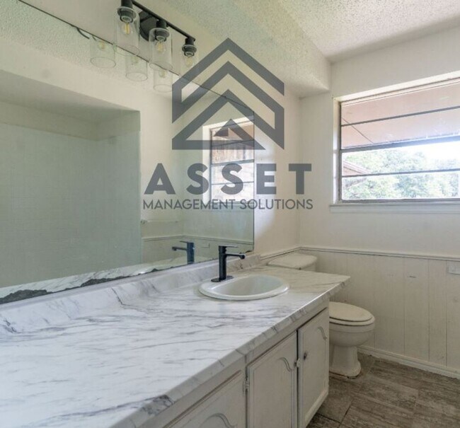 Building Photo - Cute 5 Bedroom House!