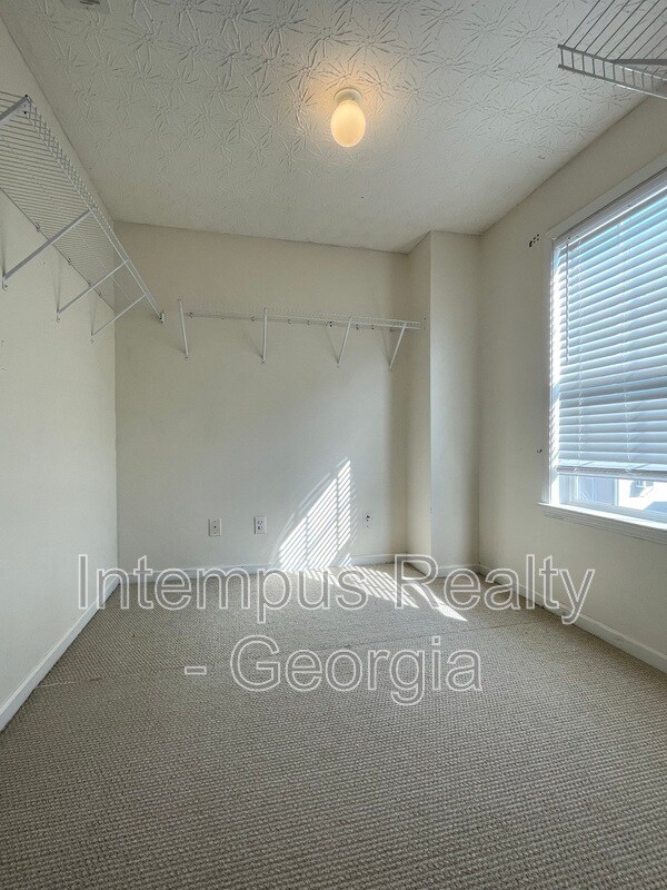 Building Photo - 2054 Pierce Way