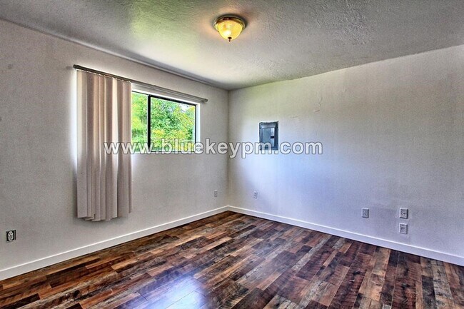 Building Photo - Upper Floor 1 Bed, 1 Bath Duplex Unit in Parkrose
