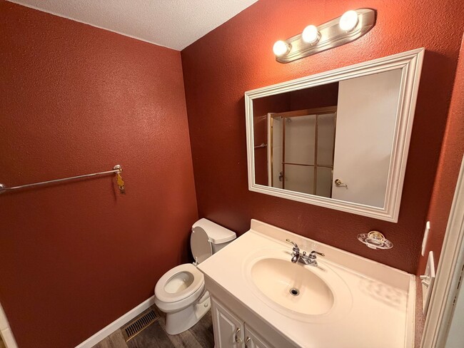 Building Photo - Private and quiet 3BD, 2 BA w/ 2 car garage near Fedrickson!