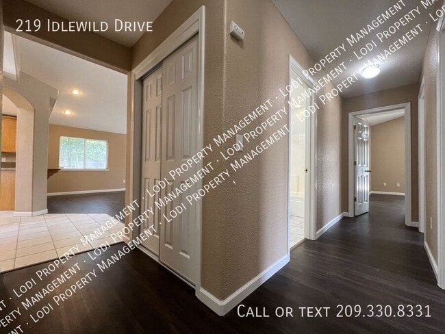 Building Photo - 219 Idlewild Dr
