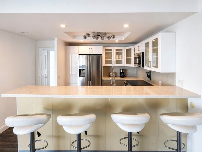 Building Photo - Newport Beach Bay and Oceanfront view | 7th Floor Luxury 2+2 Condo | Newport Towers