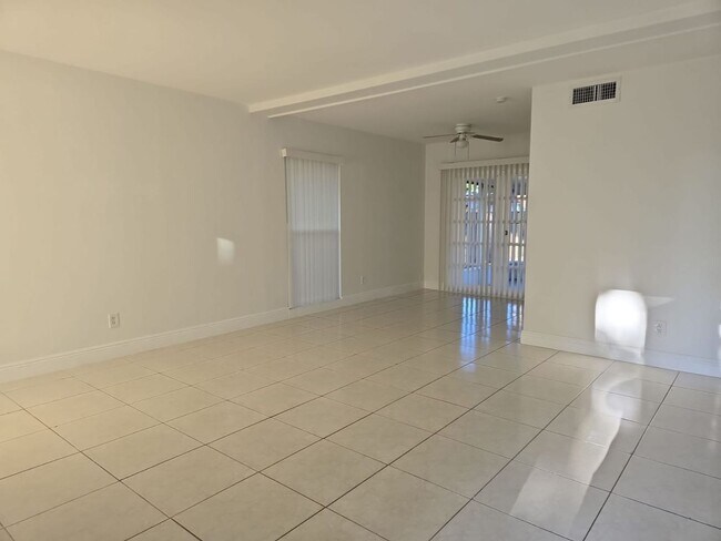Building Photo - Beautiful Renovated 3/1 | Limited-Time Lab...