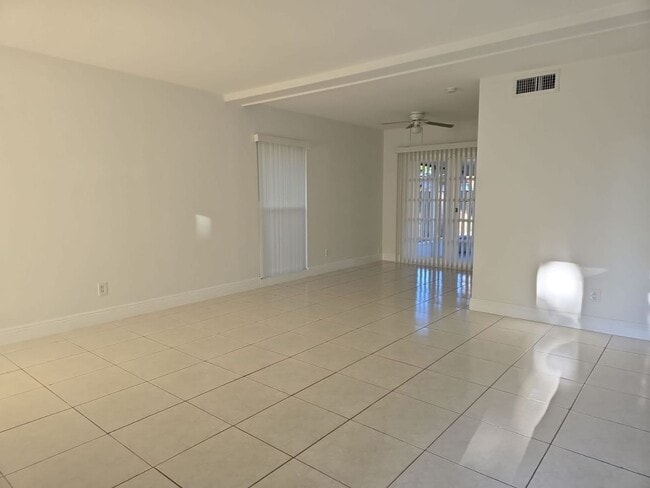 Building Photo - LABOR DAY SPECIAL Great Renovated 3/1 |  Q...