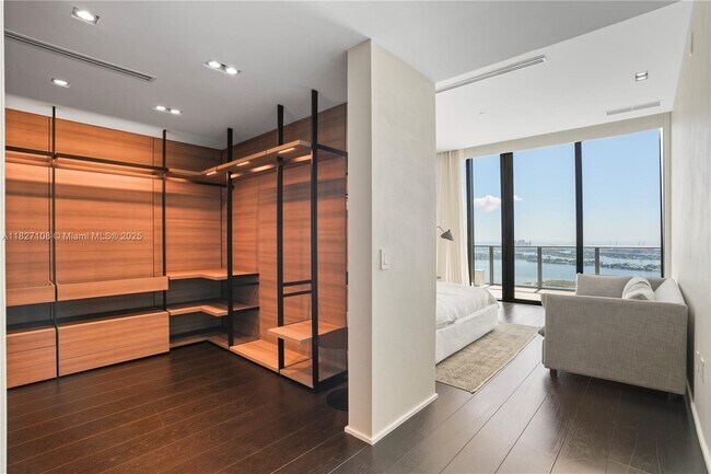 Building Photo - 650 NE 32nd St