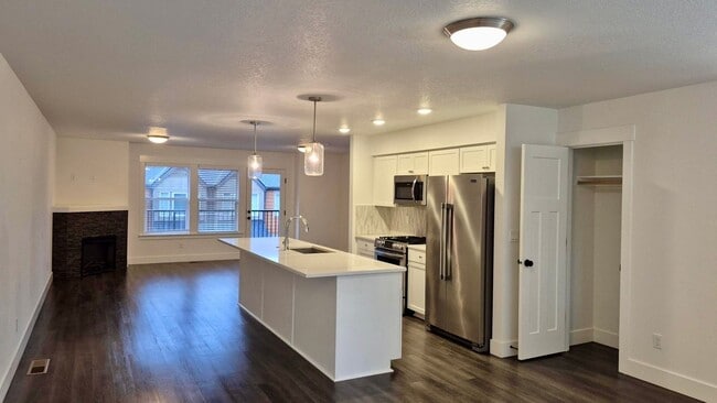 Building Photo - Beautiful Home in Champion Village, Sandy, OR!