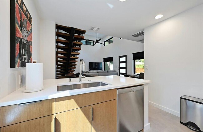 Building Photo - 407 S Park Dr