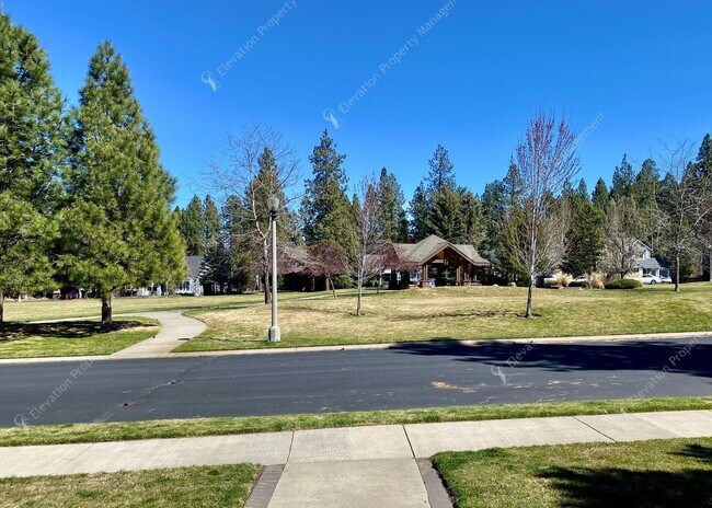 Building Photo - Charming and unique 2 BR in an upscale west Bend neighborhood