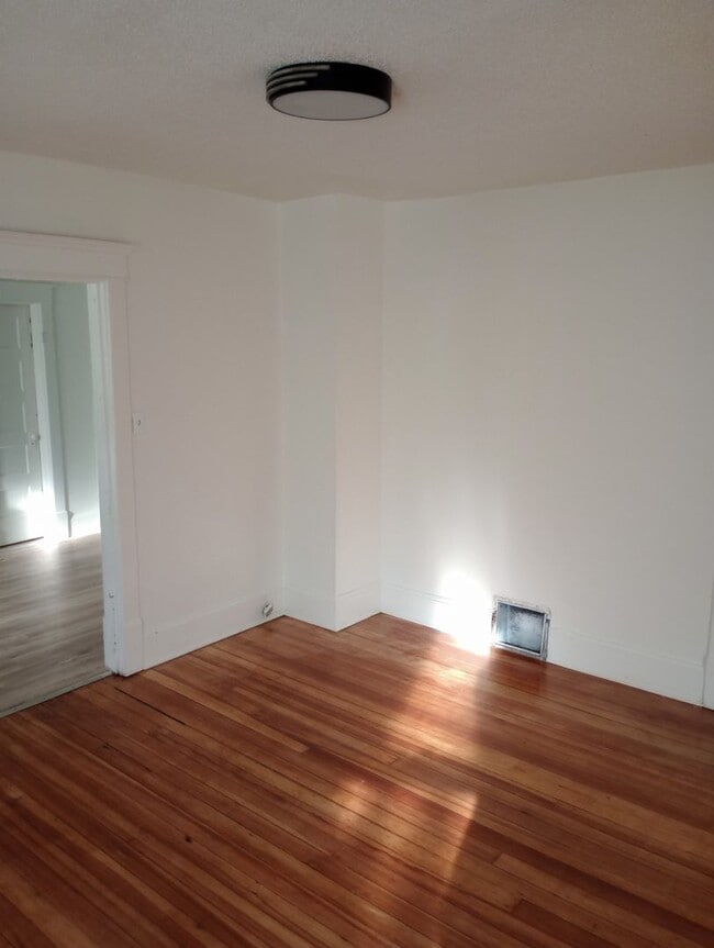 Building Photo - 615 Rebecca St