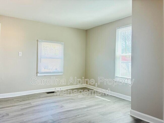 Building Photo - 904 Lincoln St