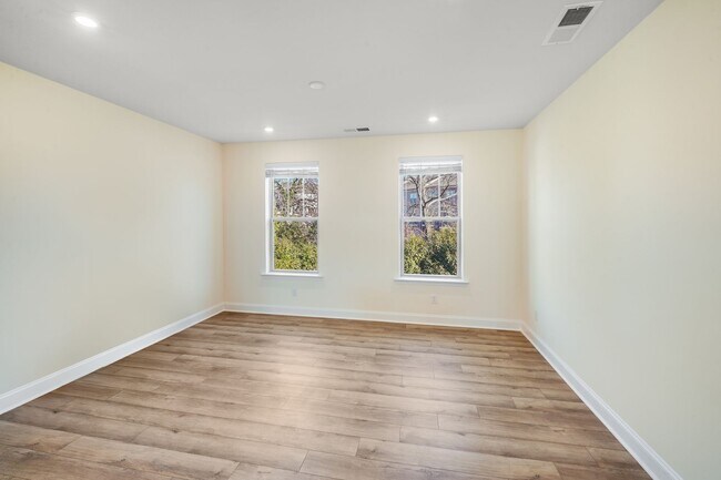 Building Photo - 2BR Townhome w/ 2 En-Suite Baths + Garage in 28208