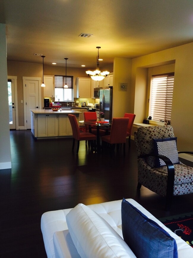 Building Photo - Amazing 3 Bedroom 2.5 Bath Home within Beaverton and next to Nike!