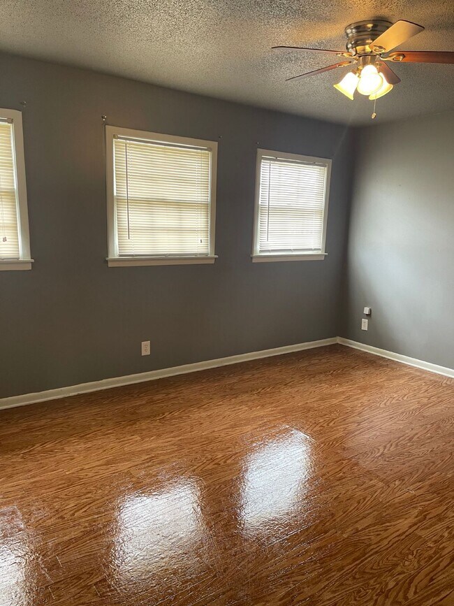 Building Photo - "Charming 2 Bed, 1.5 Bath Apartment in Jon...