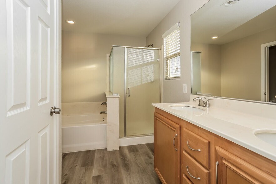 Building Photo - 10708 Bayview House Ave