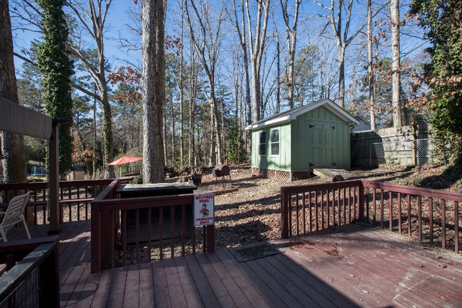 Building Photo - 318 E Millbrook Rd