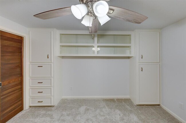 Building Photo - 2452 Country Club Dr