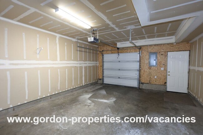 Building Photo - NE Halsey St - 2 bedroom townhouse with de...