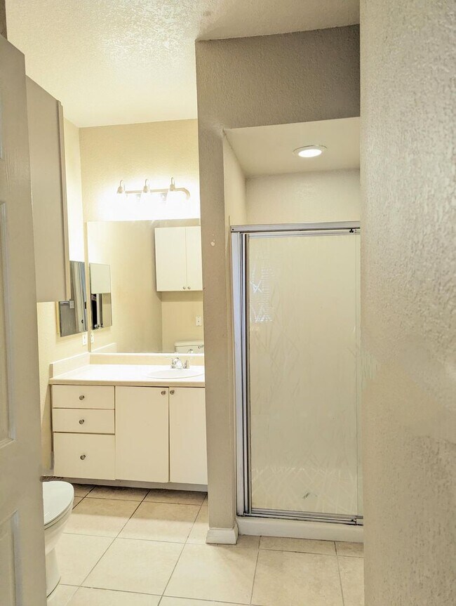 Building Photo - Clean, spacious renovated 1x1 with balconet & washer/dryer