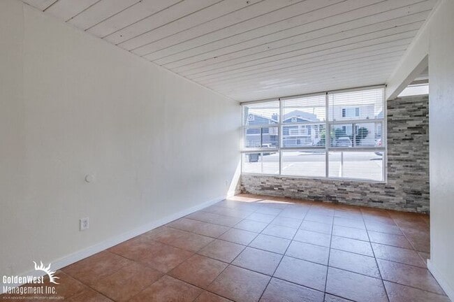 Building Photo - Updated 2Bdm 1Ba Apartment in Point Loma Heights!