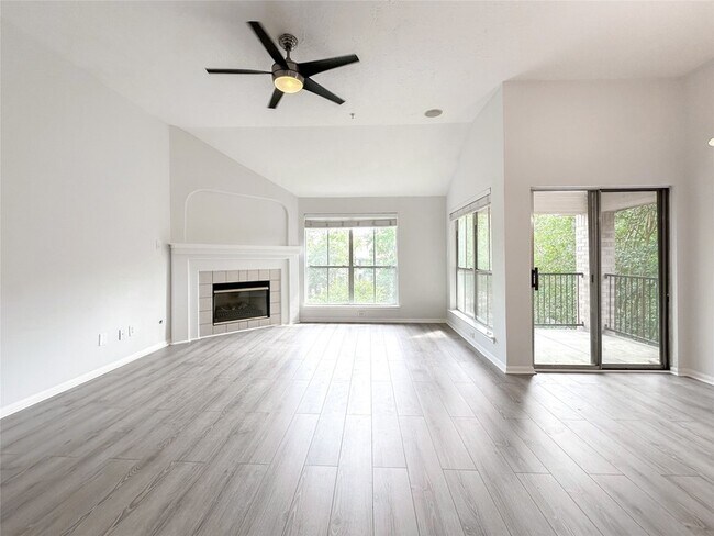 Building Photo - 8051 Bay Branch Dr