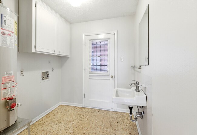 Building Photo - 339 Connaught Way
