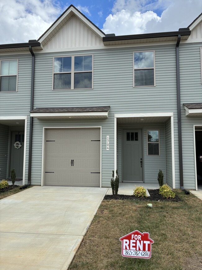 Building Photo - 1704 Bennett Village Dr
