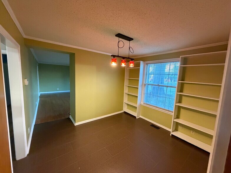 Building Photo - 2313 Ingleside Dr