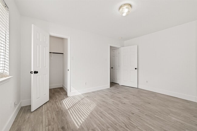 Building Photo - 3143 Oakwood Run Dr