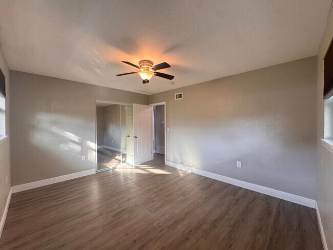 Building Photo - 3/2 with Bonus Room in South Daytona