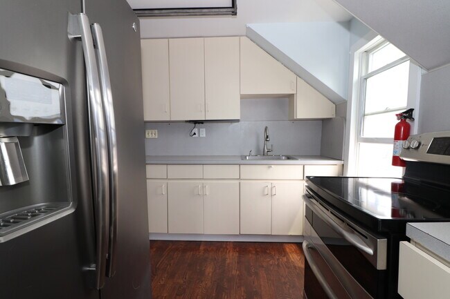 Building Photo - 262 S Ketcham Ave