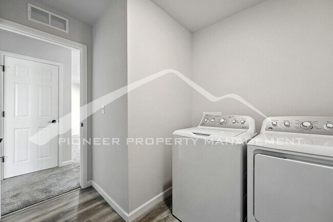 Building Photo - Spacious Home with 2-Car Garage and Centra...