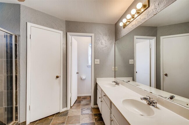 Building Photo - 946 Mesa Terrace Dr