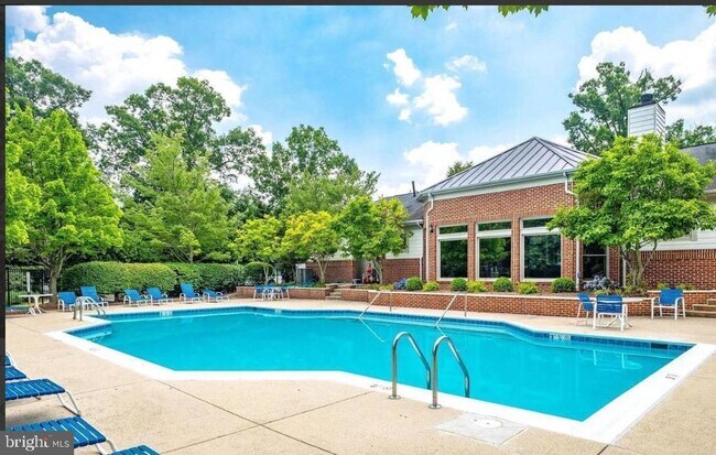 Building Photo - 1701 Lake Shore Crest Dr