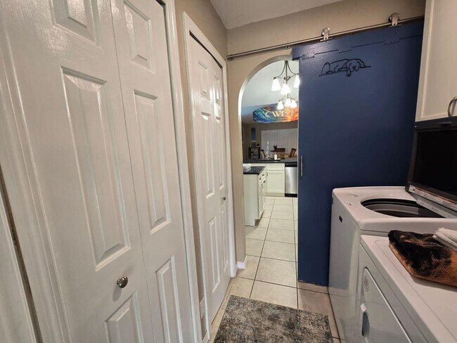 Building Photo - 862 SW Carmelite St