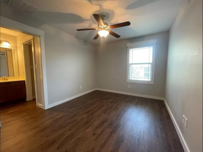 Building Photo - Spacious North Austin Duplex for August