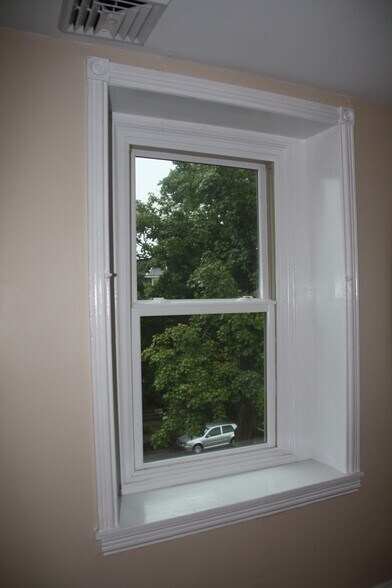 Building Photo - 921 S 48th St