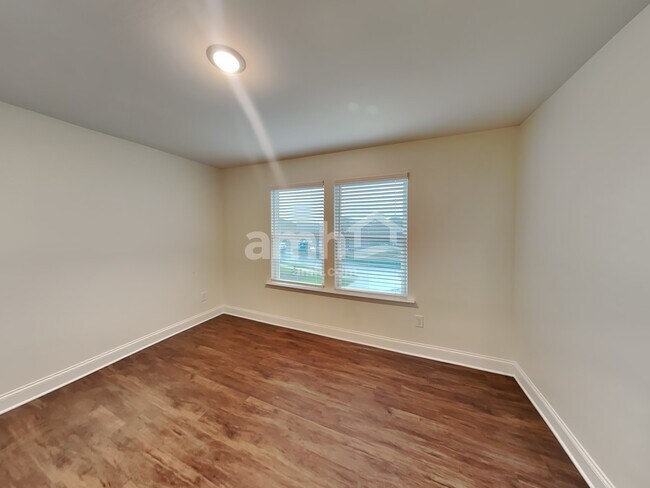 Building Photo - 3880 Chivalry Dr