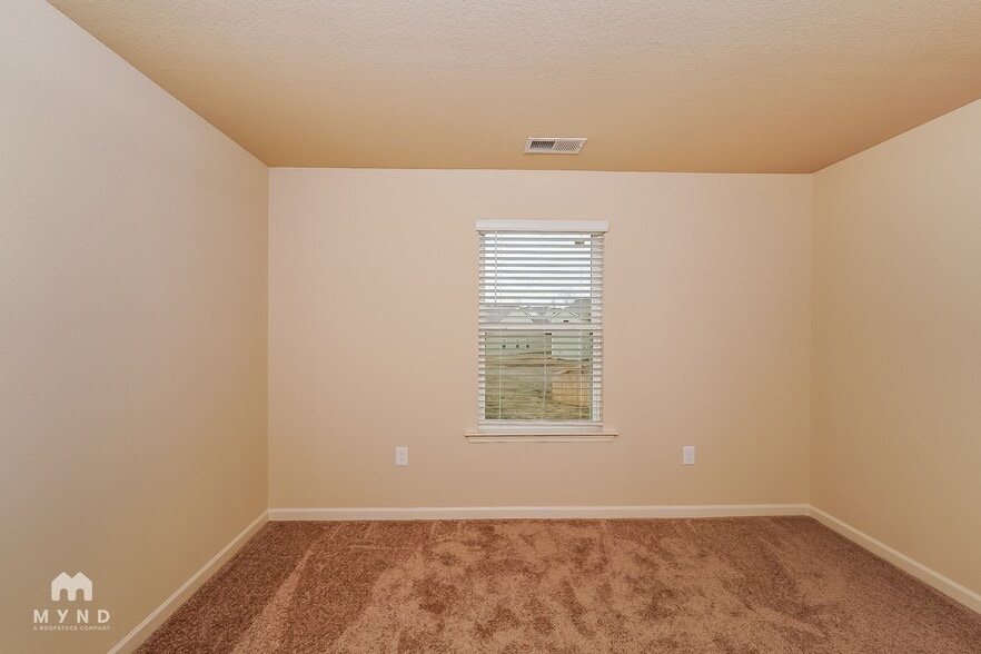 Building Photo - 525 Clover Cir