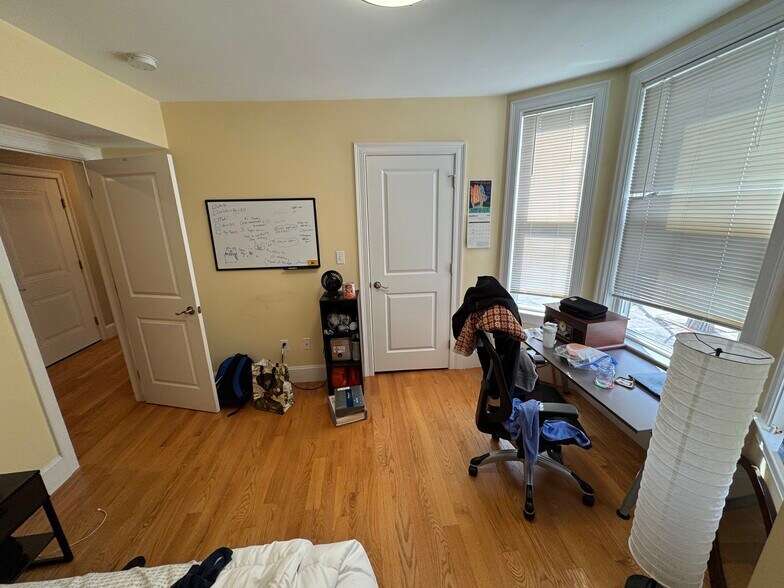 Building Photo - 183 River St