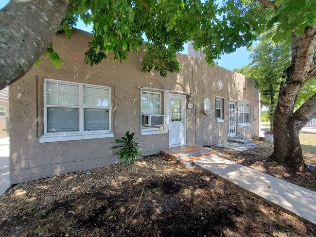 Building Photo - 301 Central Dr