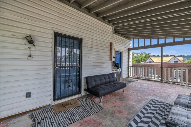 Building Photo - Sleek Highland Park Unit – Great Location,...